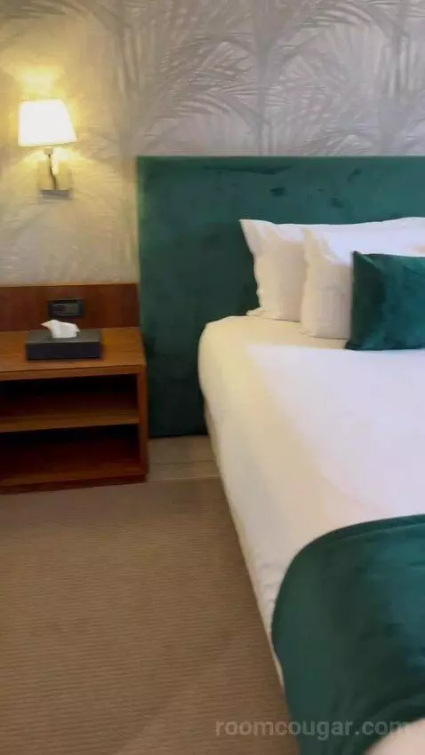 Junior Suite (#2103) bed picture #2