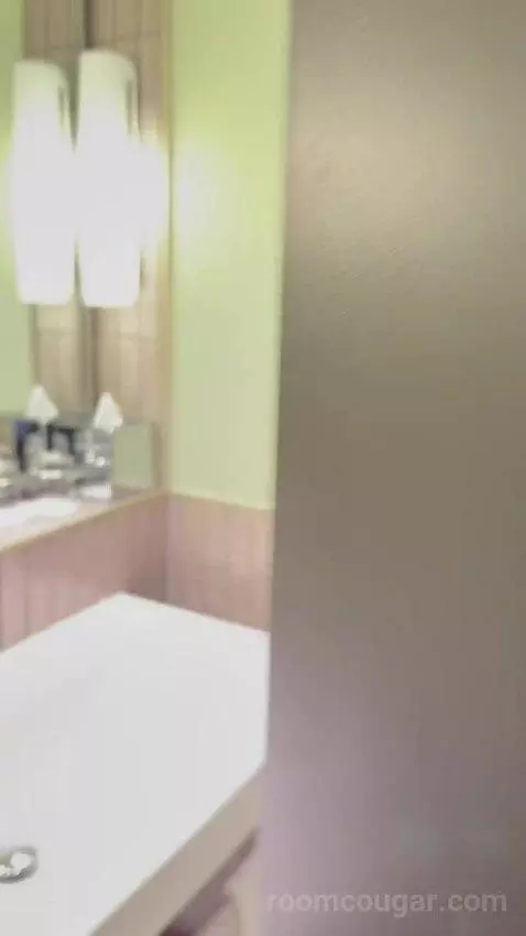 Superior King Room (#601) bathroom picture #3