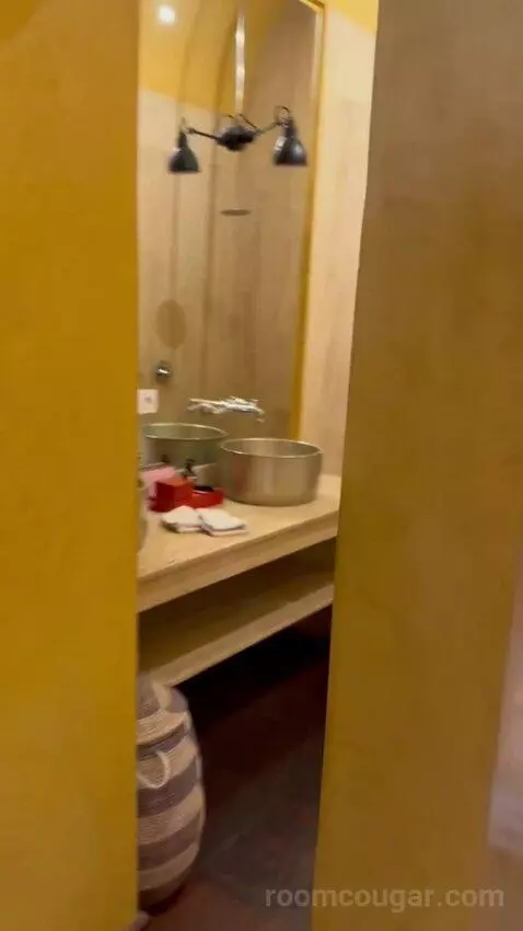 Extra Large Room bathroom picture #1