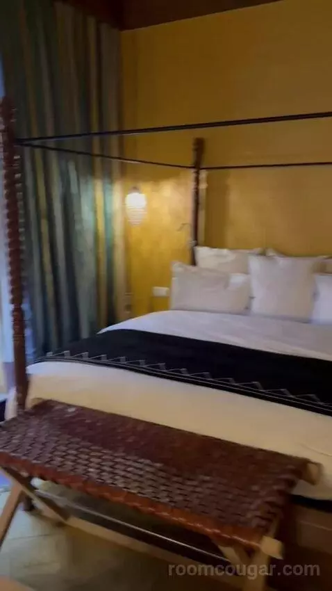 Extra Large Room bed picture #5