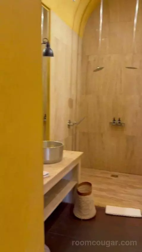 Extra Large Room bathroom picture #6