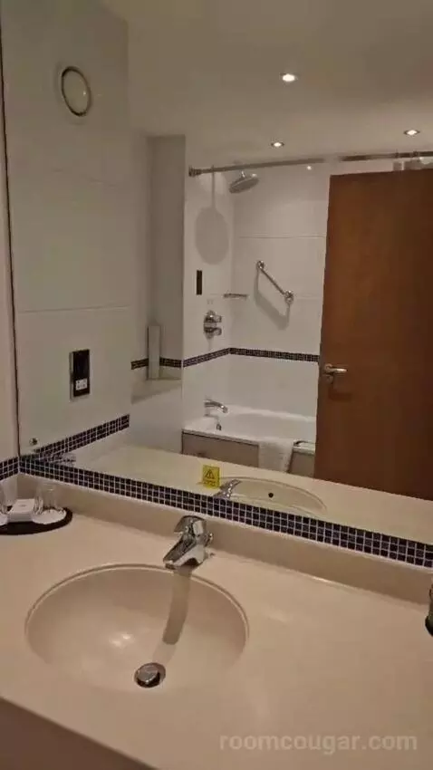 Standard Twin Room (#412) bathroom picture #2