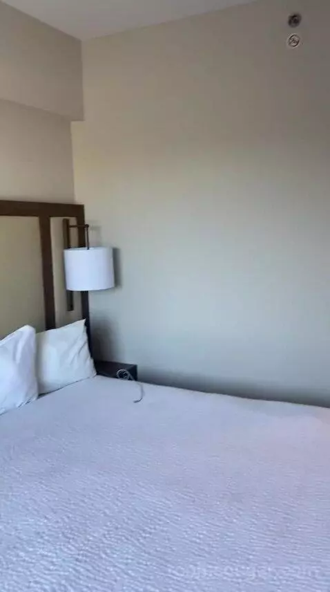 King Room with City View (#104) bed picture #4