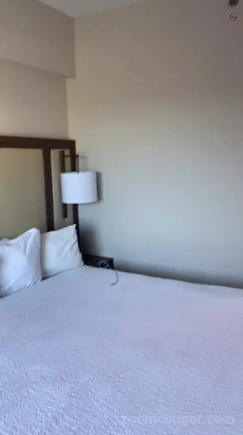 King Room with City View (#104) bed picture #5
