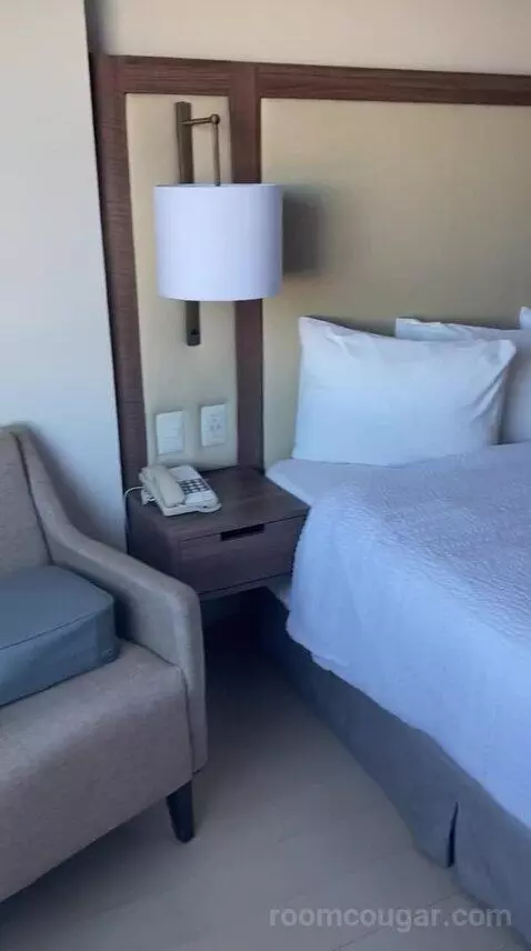 King Room with City View (#104) bed picture #8