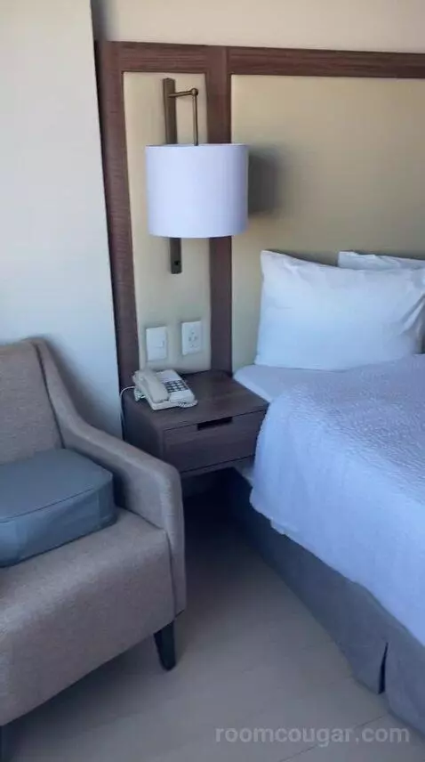 King Room with City View (#104) bed picture #9