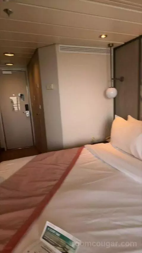 Balcony Cabin (#7171) bed picture #5