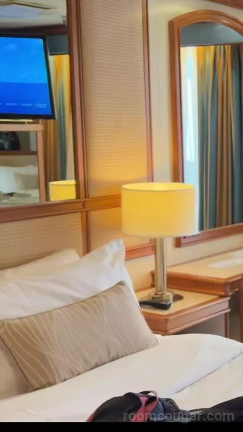 Balcony Cabin (C527) bed picture #10