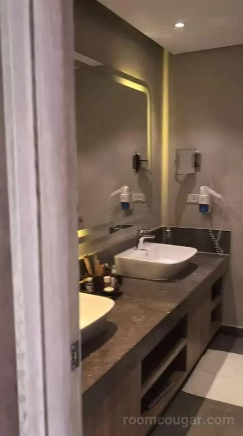 King Suite with Sea View (#40212) bathroom picture #1