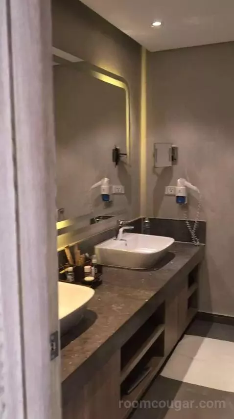 King Suite with Sea View (#40212) bathroom picture #2