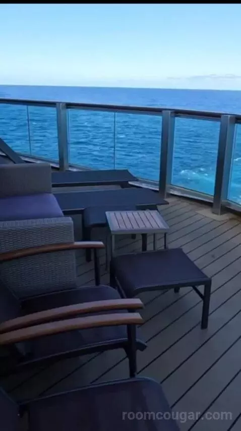 Suite Aft Balcony (G732) view picture #5