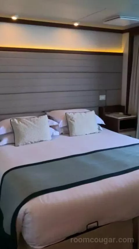 Aft Balcony Suite (A727) bed picture #2