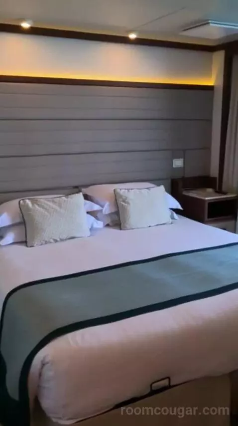 Aft Balcony Suite (A727) bed picture #4