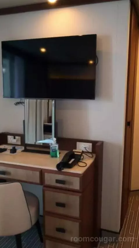 Aft Balcony Suite (A727) bed picture #8