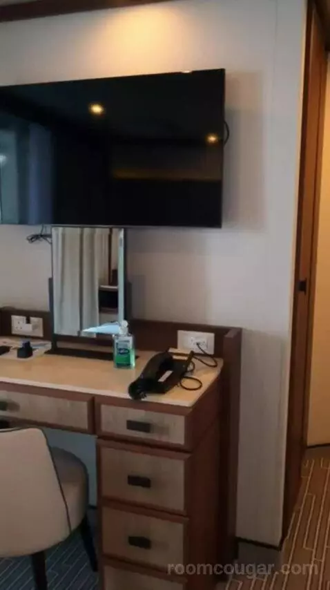 Aft Balcony Suite (A727) picture #14