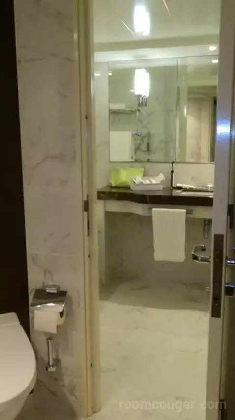 Aft Balcony Suite (A727) bathroom picture #1