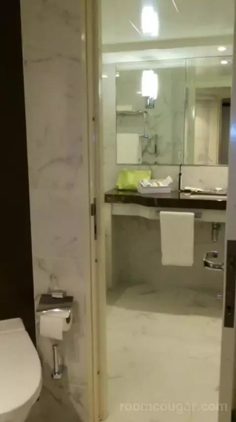Aft Balcony Suite (A727) bathroom picture #2