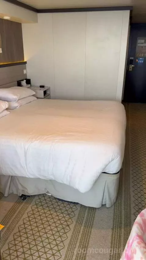 Aft Balcony Deck 8 (G728) bed picture #9