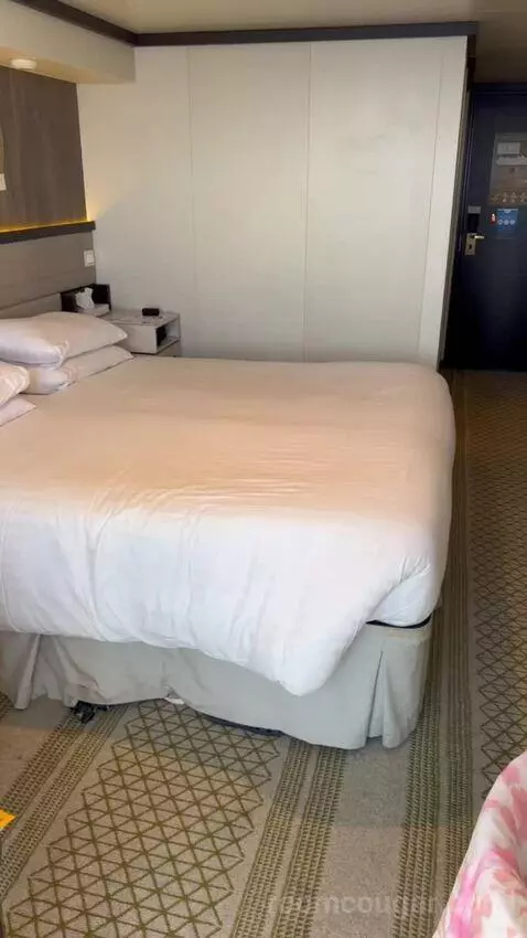 Aft Balcony Deck 8 (G728) bed picture #10