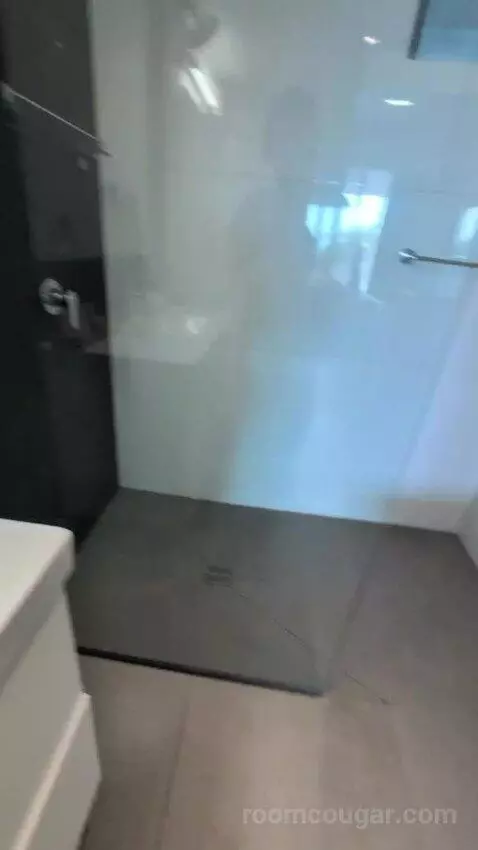 Only 5 Rooms Left! 2 Single Beds, Deluxe Studio, Seafront, Non-Smoking (202B) bathroom picture #1