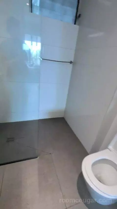 Only 5 Rooms Left! 2 Single Beds, Deluxe Studio, Seafront, Non-Smoking (202B) bathroom picture #3