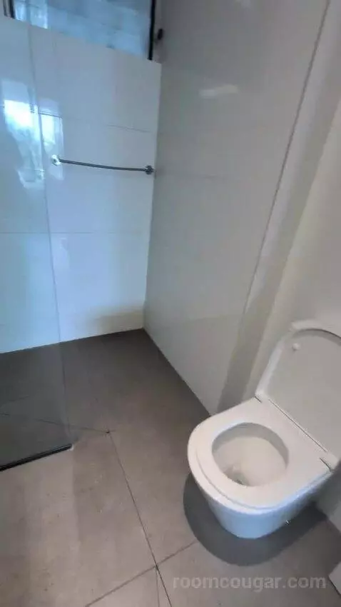 Only 5 Rooms Left! 2 Single Beds, Deluxe Studio, Seafront, Non-Smoking (202B) bathroom picture #4