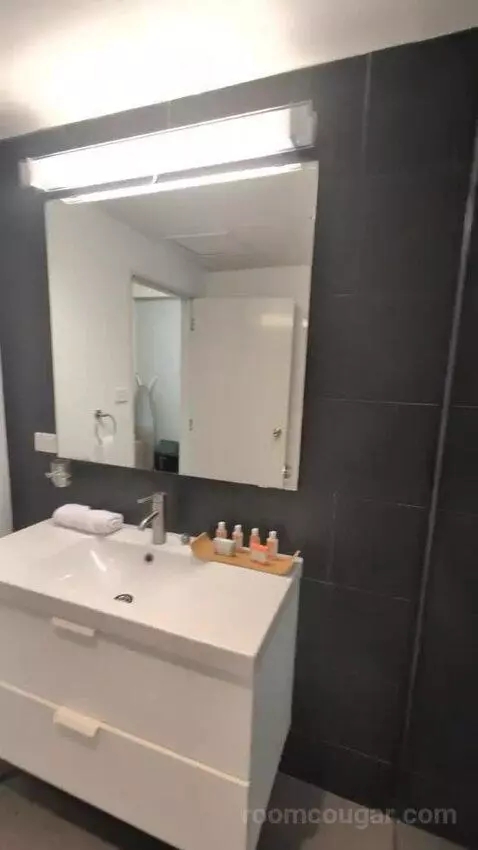 Only 5 Rooms Left! 2 Single Beds, Deluxe Studio, Seafront, Non-Smoking (202B) bathroom picture #9
