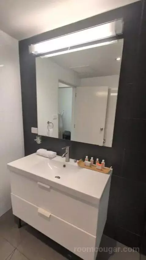 Only 5 Rooms Left! 2 Single Beds, Deluxe Studio, Seafront, Non-Smoking (202B) bathroom picture #10