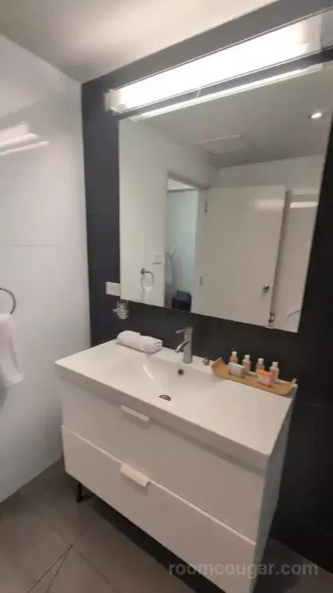 Only 5 Rooms Left! 2 Single Beds, Deluxe Studio, Seafront, Non-Smoking (202B) bathroom picture #11