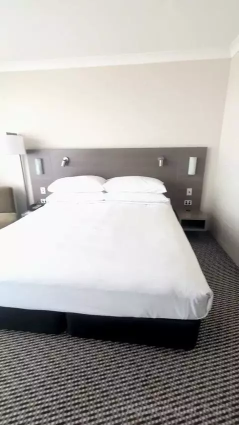 Deluxe King Room with Sea View (#720) bed picture #2