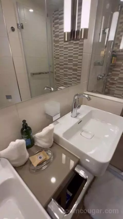 Ocean View Suite (#638) bathroom picture #9