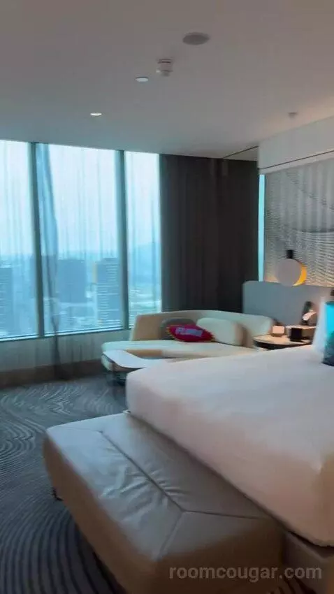King Suite with River View - Fantastic Suite (#3007) bed picture #2
