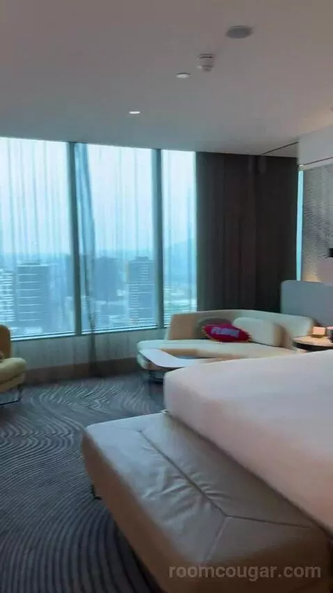 King Suite with River View - Fantastic Suite (#3007) bed picture #3