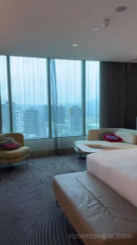 King Suite with River View - Fantastic Suite (#3007) bed picture #4