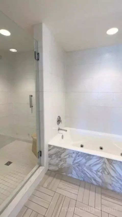 Deluxe One Bedroom Chamber Suite (#21158) bathroom picture #5