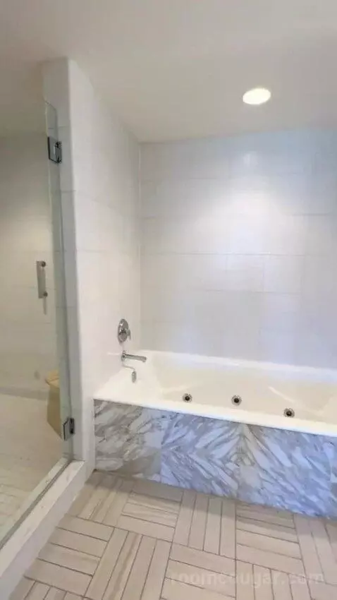 Deluxe One Bedroom Chamber Suite (#21158) bathroom picture #7