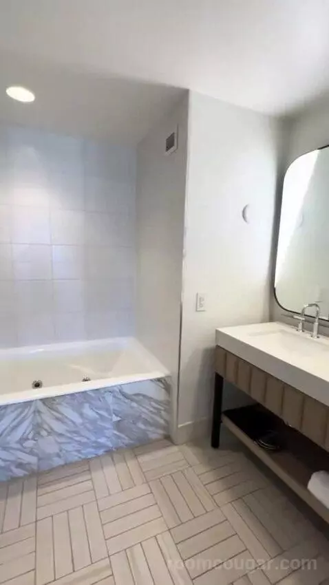 Deluxe One Bedroom Chamber Suite (#21158) bathroom picture #10