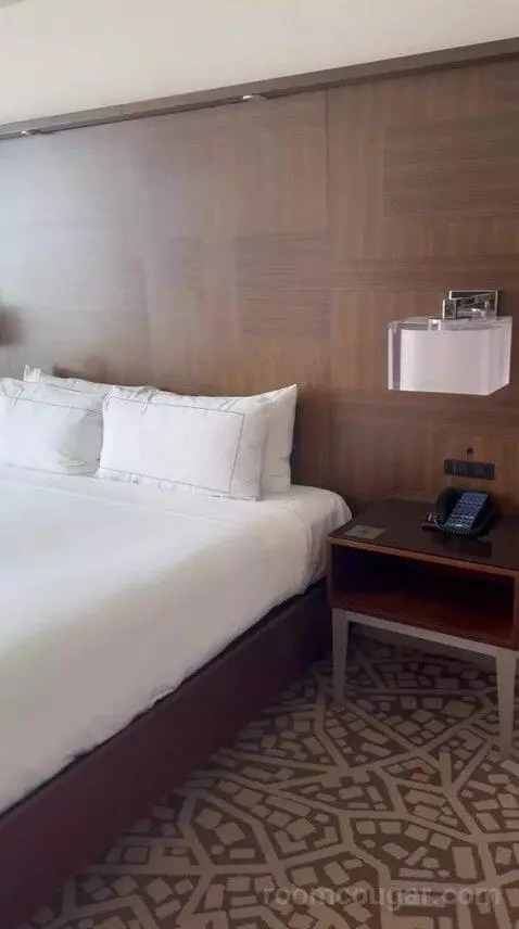 Deluxe King Room - High Floor (#3906) bed picture #1