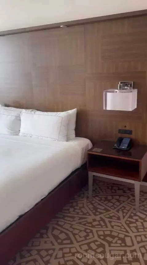 Deluxe King Room - High Floor (#3906) bed picture #2