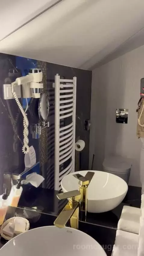 Deluxe Apartment (#108) bathroom picture #10