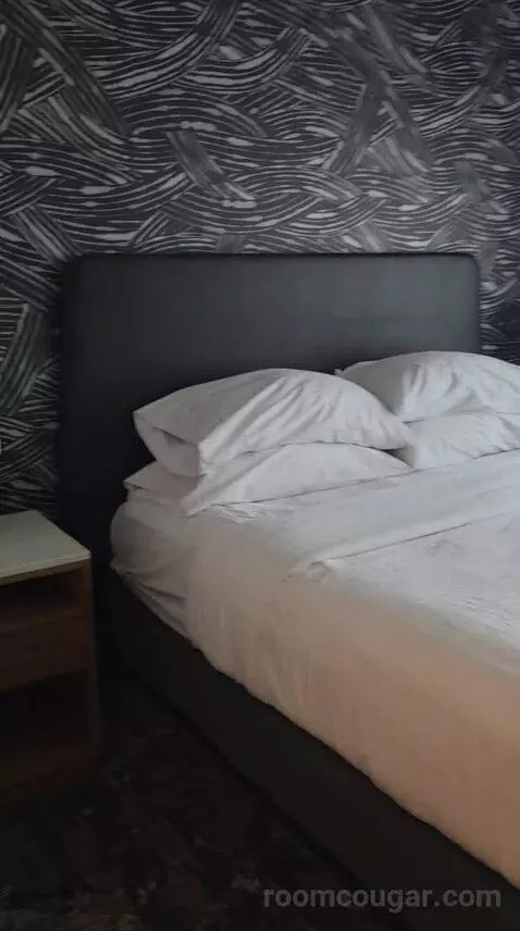 Premium King Suite (#615) bed picture #2