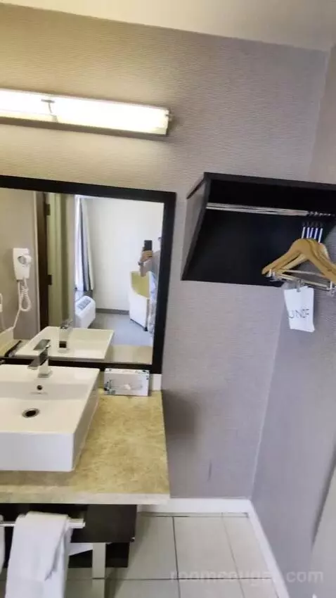 Deluxe Room bathroom picture #3