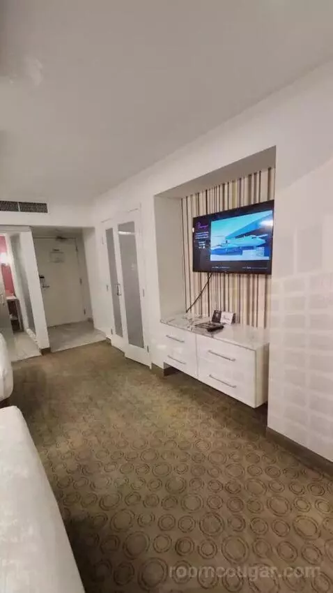 Go Room 2 Queens Attraction View bed picture #7