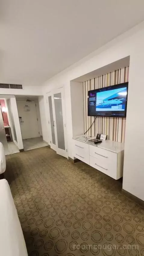 Go Room 2 Queens Attraction View bed picture #9