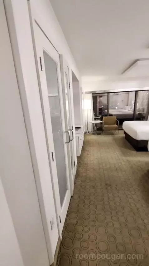 Go Room 2 Queens Attraction View bed picture #1