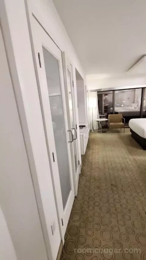 Go Room 2 Queens Attraction View bed picture #2