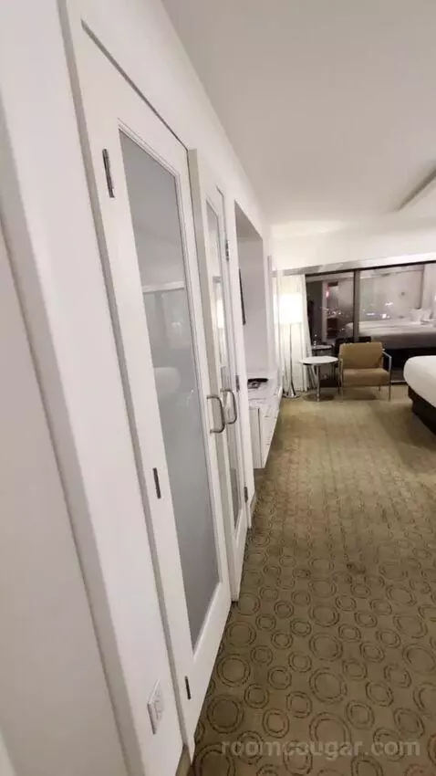 Go Room 2 Queens Attraction View bed picture #3