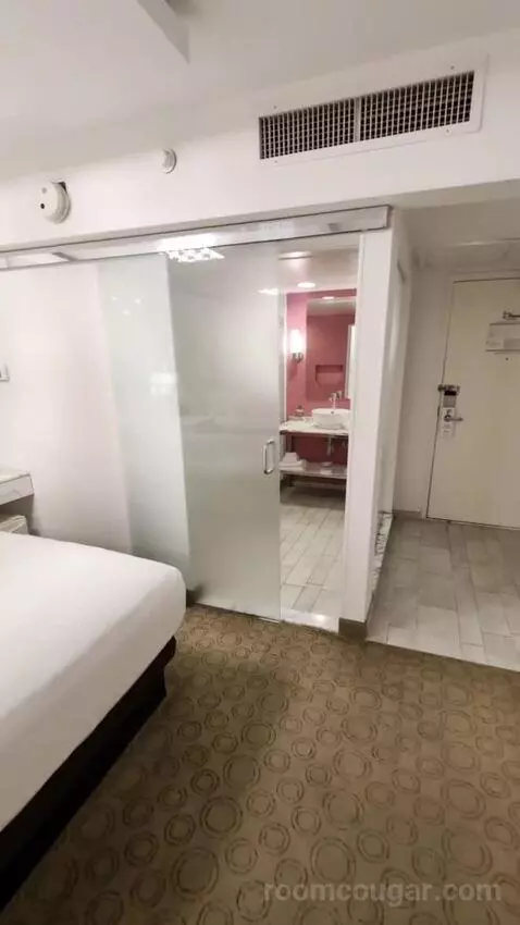 Go Room 2 Queens Attraction View bed picture #12