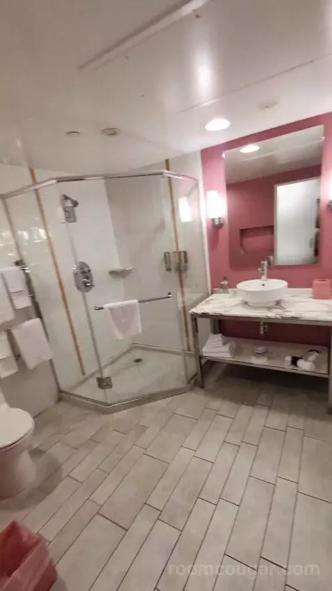 Go Room 2 Queens Attraction View bathroom picture #1