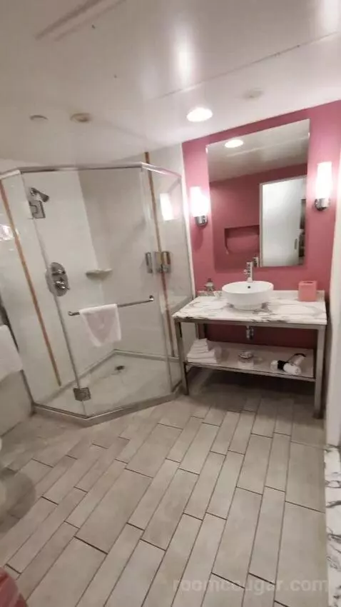 Go Room 2 Queens Attraction View bathroom picture #2